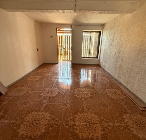 Casa En Venta, 2 Pisos, 4d+2b, Ubicada En Psje Apostol Marco