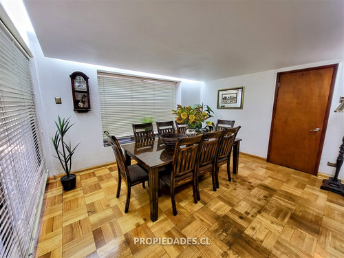 Casa En Venta De 5 Dorm. En Providencia Remodelada