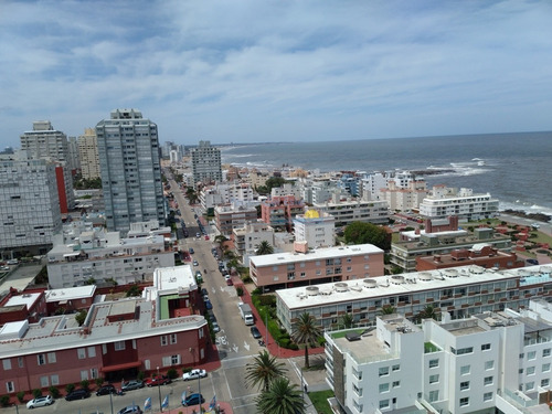 Apartamento En Zona De Peninsula Con Hermosa Vista A Playa Brava - Ref: 11575