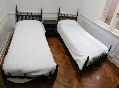 Imagen 25 de 30 de Uruguay Al 100. Semipiso. 3 Ambientes. 2 Dormitorios. Superficie 60 M2. Piso 2. Al Frente A La Calle. Balcón. Detalles De Categoría. Pisos De Roble De Eslavonia Con Guardas En Recepción Y Dormitorios.