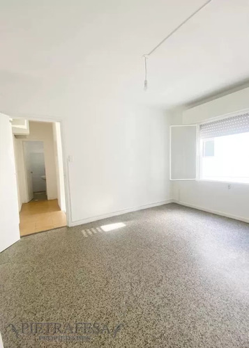 Apartamento En Venta Con Renta, 1 Dormitorio, 1 Baño Y Patio-reconquista- Ciudad Vieja