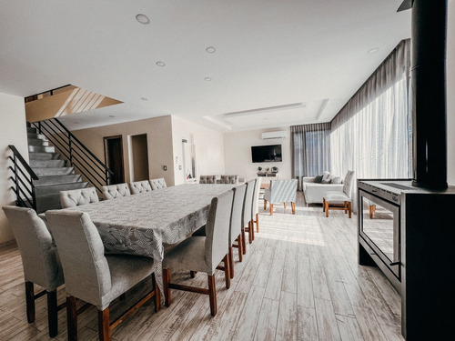 Casa Con Piscina, 6 Habitaciones 5 Baños. Ubicada En Deportiva Costa Esmeralda