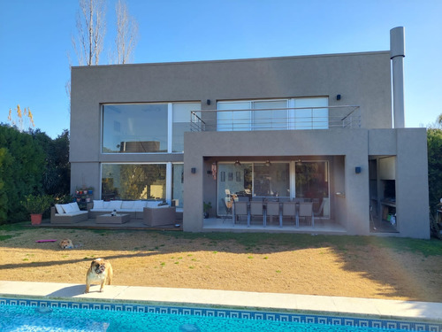 Casa En Venta :: Altos Del Sol :: 5 Ambientes