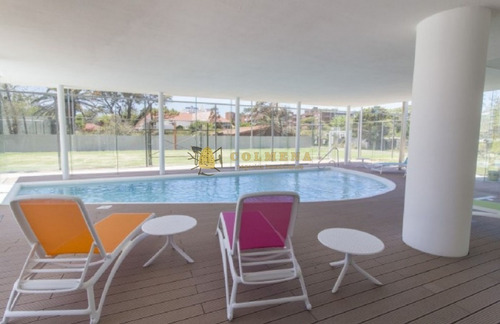 Apartamento Muy Cerca De La Peninsula Y De La Playa, Cuenta Con 2 Dormitorios, 2 Baños, Living-comedor, Cocina , Terraza Y Garaje.- Ref: 1910