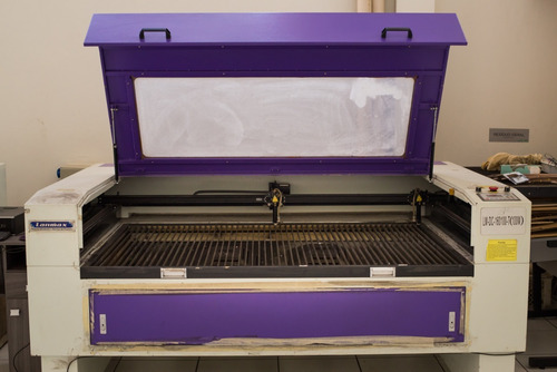Máquina De Corte A Laser Com 2 Agulhas.