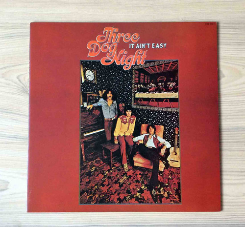 Vinilo Three Dog Night - It Ain't Easy (ed. Japón, 1982)