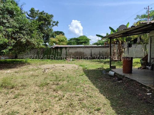 Raiza Suárez Vende Hermosa Casa Ubicada En Simon Planas 2 4 1 4 1 3 4 Posee 5 Habiataciones, 4 Baños, 10 Puestos De Estacionamiento, Piscina, Caney, Parque Infantil, Cocina.