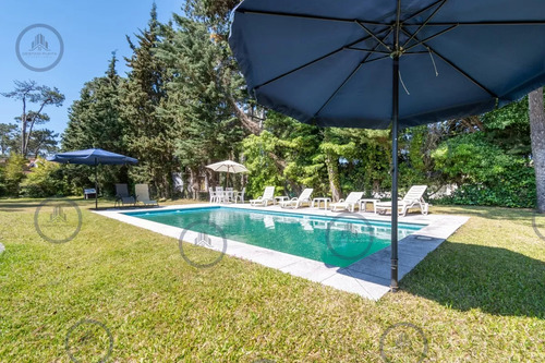 Espectacular Casa De Seis Dormitorios Y Servicio En Venta En Lugano