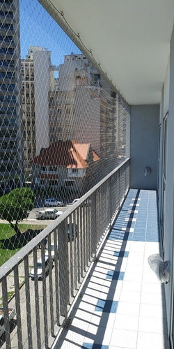 Imagen 28 de 30 de 4 Ambientes En Primera Linea De Mar Con Vista Plena, Balcon Corrido, Dependencia De Servicio Y 2 Cocheras Fijas. Totalmente Reciclado.