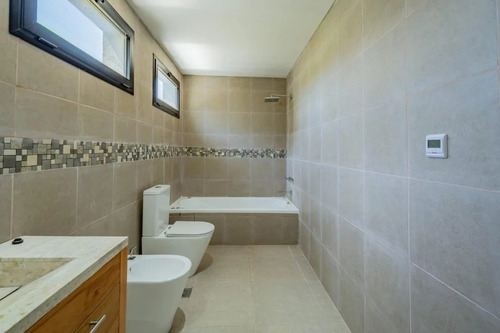 Casa En Venta 4 Ambientes Con Pileta, En Medal Country Club, Pilar