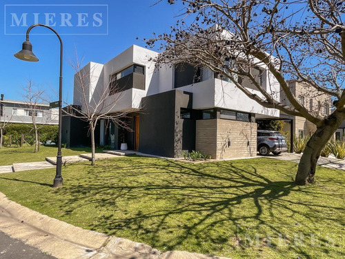 Casa En Venta.  Lote Interno. Los Lagos, Nordelta.