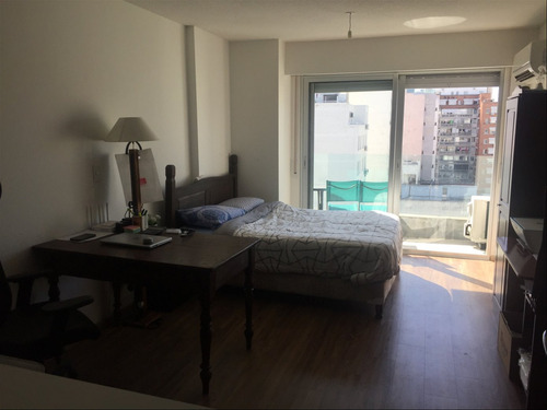Monoambiente Amoblado Con Balcón! A Dos De La Rambla!
