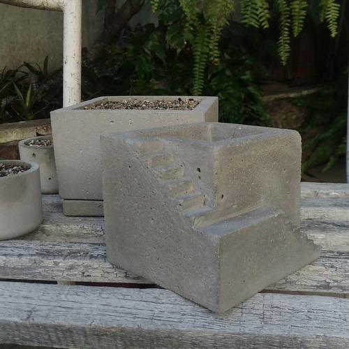 Imagen 3 de 4 de Maceta Cuadrada 12cm Con Escalera Cemento Ideal Suculentas