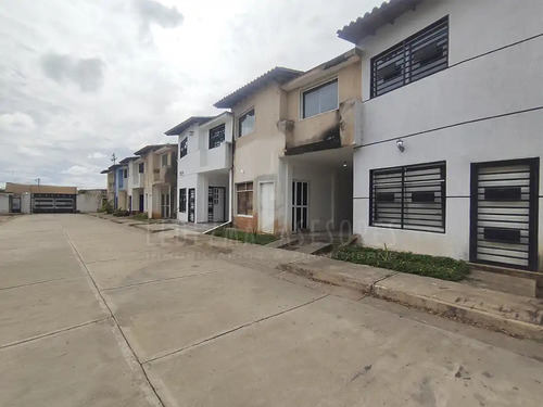 Imagen 2 de 15 de Ledezma Asesores Vended Townhouse En La Av. Siegart, Ciudad Bolívar - Venezuela