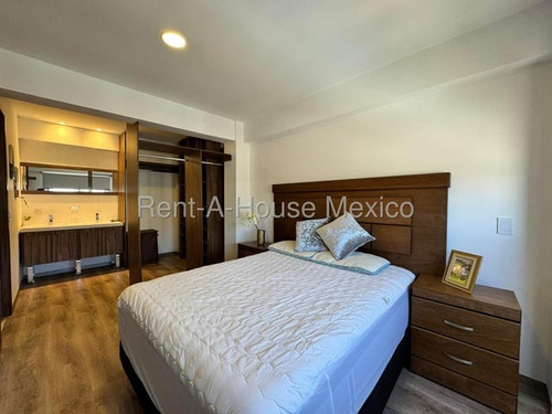 Renta - El Refugio. Penthouse Amueblado, Cuarto De Servicio, Roof, 3 Recámaras