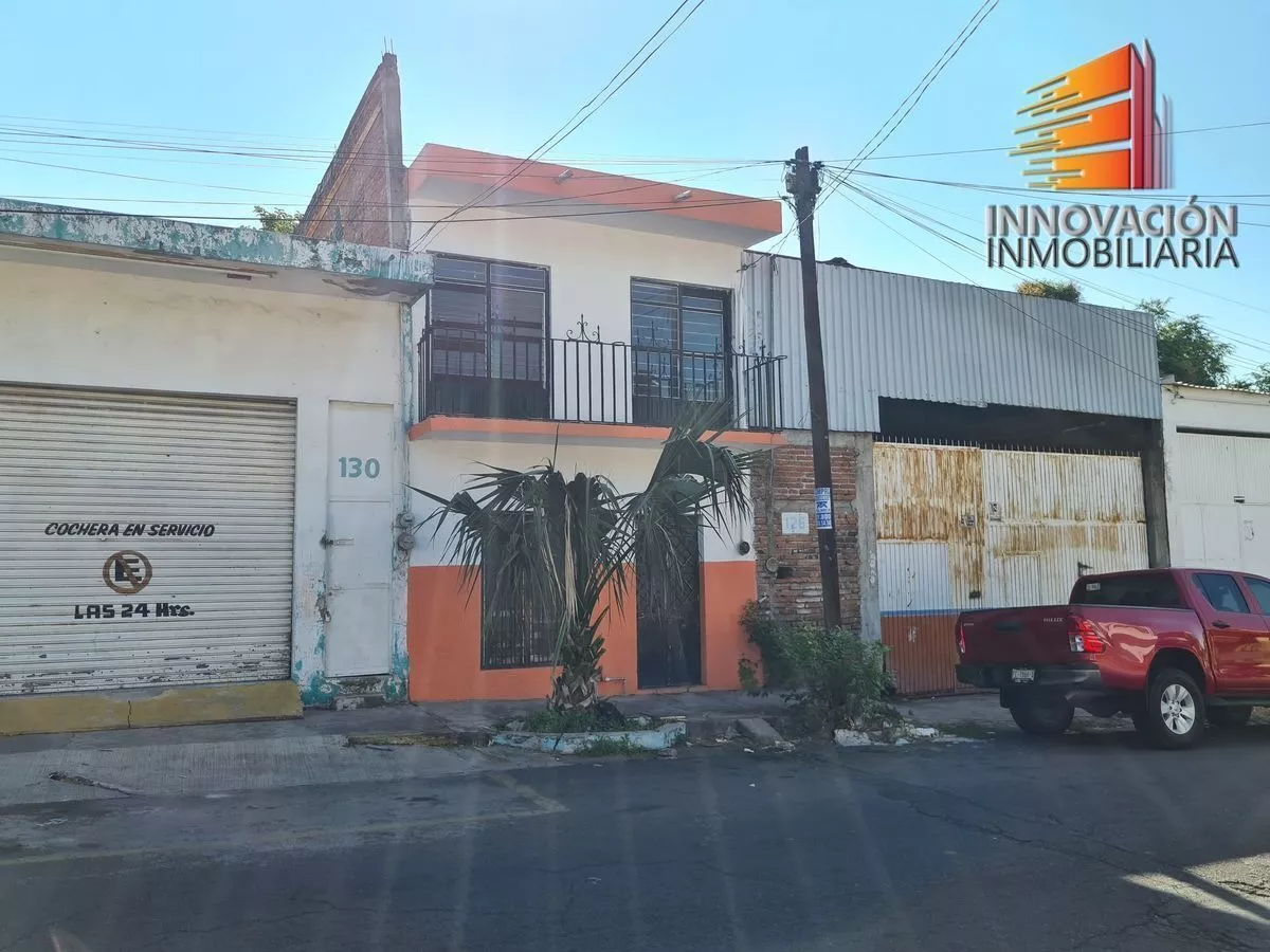 Se Vende Casa Antigua, Sobre Calle Pavimentada, Muy Centrica