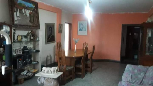 Apartamento En Venta, En Los Cedros Para Remodelar