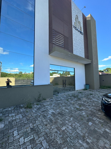 Prédio Comercial De 3 Andares Com 10 Salas E Galpão Moderno