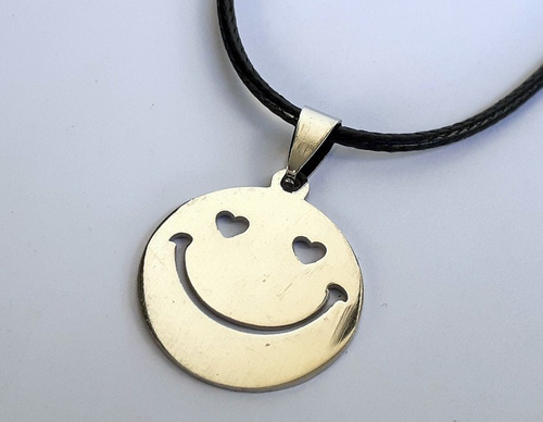 Dije Emoticon Enamorado En Acero Quirurgico Con Cordon Negro