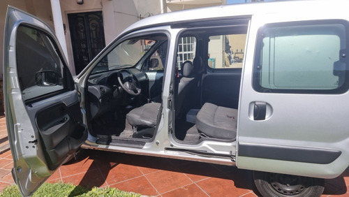 Imagen 8 de 15 de Renault Kangoo 2016 1.6 Furgon Ph3 Confort 5as Lc