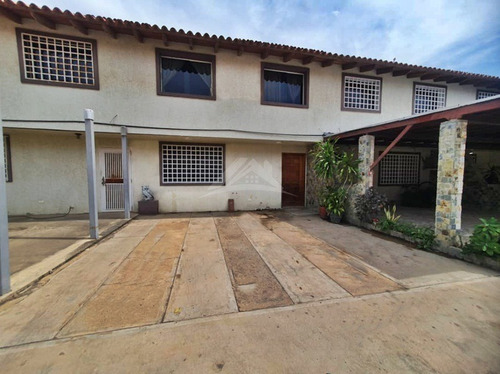 Town House Ubicado En Villas Santa María, Nueva Barcelona (a Pocos Metros Del Farmatodo Del Ingenio) Precio Negociable