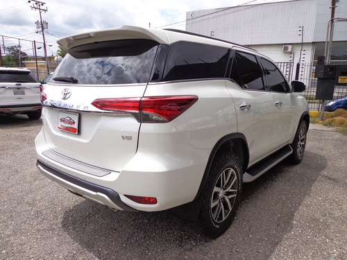 Imagen 4 de 11 de Toyota Fortuner Dubai Vxr 2019 V6 4x4 Automático