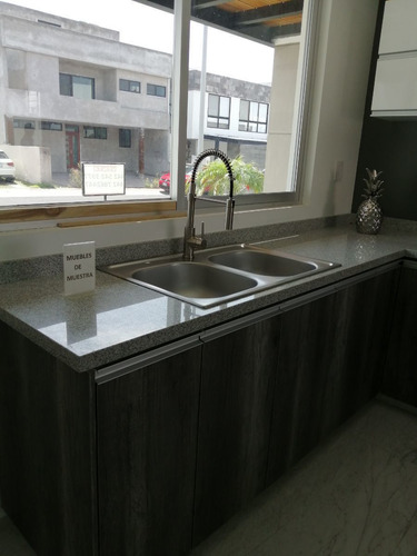Se Vende Hermosa Casa En El Refugio, Estudio, Jardín, 3 Recamaras, Equipada..