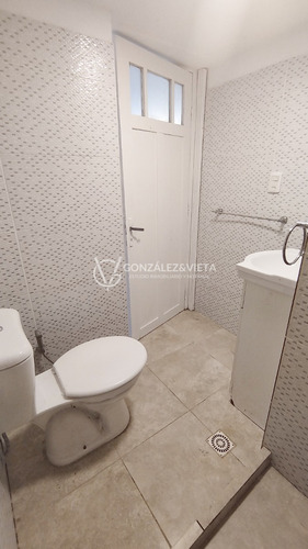 Cómodo Apartamento De Un Dormitorio Con Entrepiso Funcional En Brazo Oriental.-