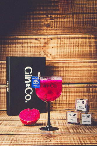Imagem 4 de 9 de Kit Gin 8 Especiarias + Colher + Dosador + 2 Taças+1 Canudo