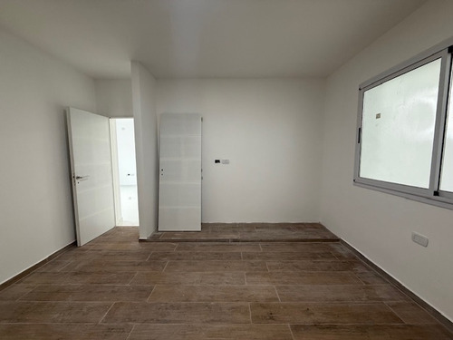 Casa En Venta De 3 Dormitorios C/ Cochera En La Plata