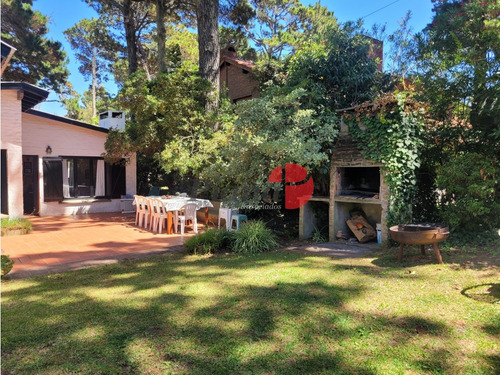 Casa En Venta - Zona Golf - Construcción Solida - Excelente Estado
