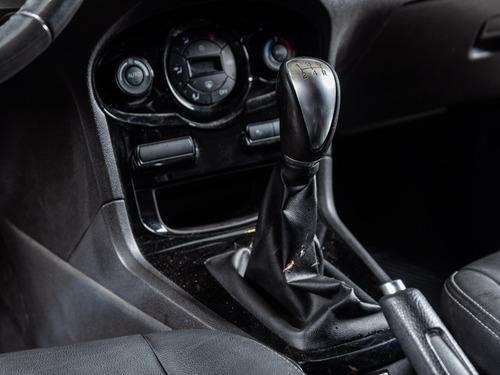 Imagen 13 de 16 de Ford Fiesta Kinetic Design 2014 1.6 Sedan Titanium 120cv Tar