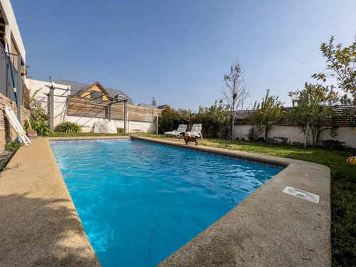 Casa En Venta 3h/2b Con Piscina En Condominio