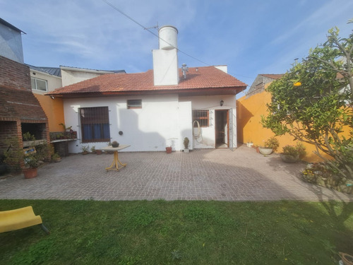 Chalet 4 Ambientes Con Parque. Barrio San Cayetano.