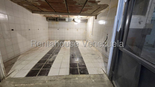 Ms: 25-24198 Se Vende Amplio Y Cómodo Galpón En Catia. A=867m2, 2b, 8p.