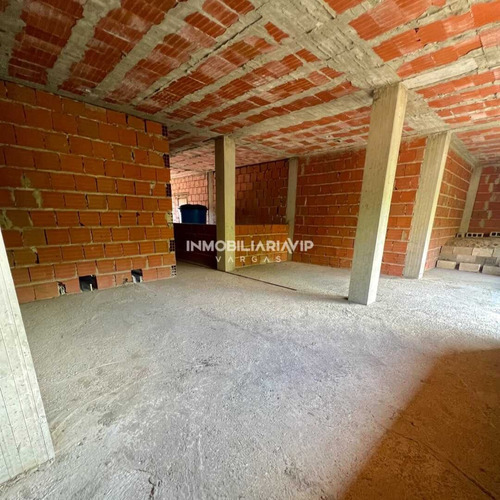 Te Ofrecemos Amplia Quinta En Venta Obra Gris Ubicado En Palmar Este Estado La Guaira Ref 005 - 500