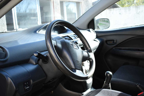 Toyota Yaris Sedan 5 P Full