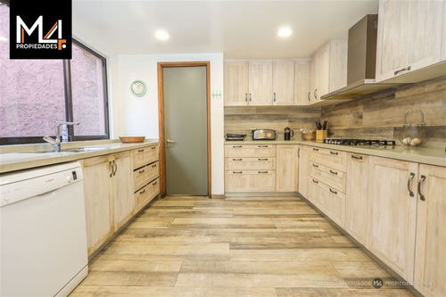 Casa En Venta De 5 Dorm. En Las Condes