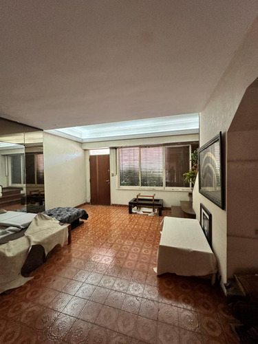 Venta - Con Financiacion - Casa De 3 Plantas - Excelente Esquina Sobre Avda. Vélez Sarsfield