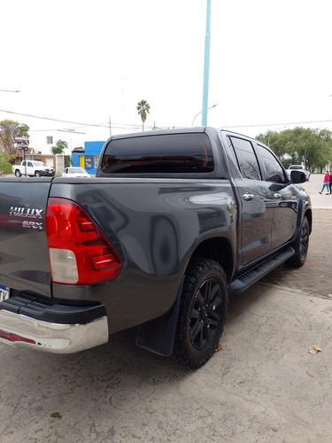 Imagen 3 de 13 de Toyota Hilux 2016 2.8 Cd Srx 177cv 4x4