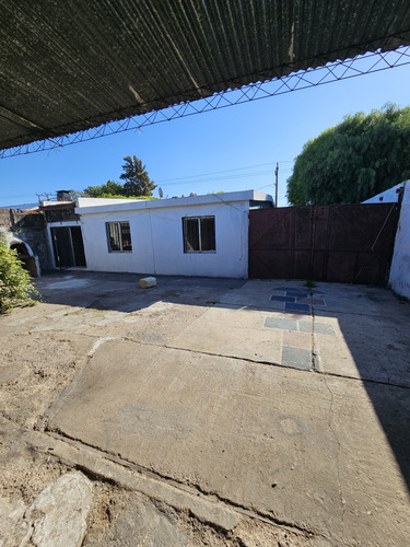 Casa Con Amplio Galpón Al Fondo