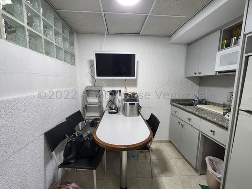 Imagen 8 de 13 de Mayerling Gonzalez Bm Vende Oficina Comercial En El Rosal Mls #22-28643