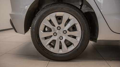 Imagen 24 de 25 de Chevrolet Onix 1.2 Lt