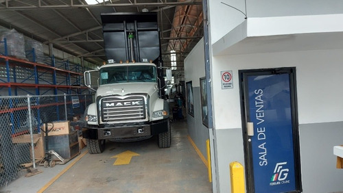 Imagen 3 de 11 de Mack Volteos Hardock 450