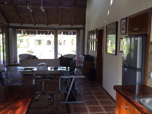 Hermosa Casa/oficinas. 170 M2. Estratégicamente Ubicado Cerca Al Nuevo Aeropuerto Int. De Quito. Vías Asfaltadas; Total Seguridad, No Ruidos De Aviones. House / Offices 8 Minutes Away From The Airport