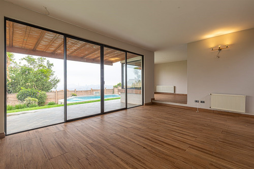 Casa En Venta De 5 Dorm. En Las Condes