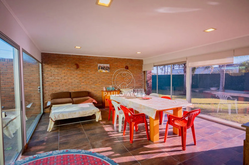 Romal- Propiedad De Gran Porte, Ubicada En Barrio Los Angeles A 100 Metros Del Mar, Un Lugar Unico, Tranquilo Y Residencial.