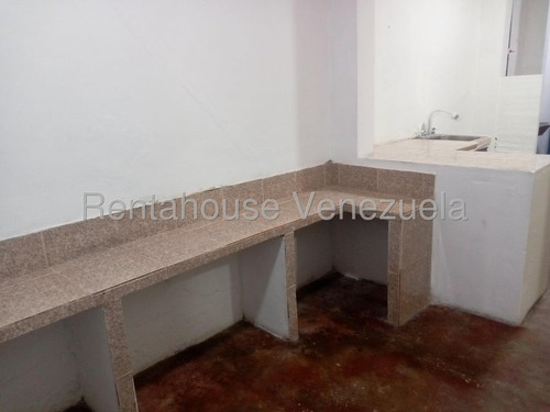 Casa Para Uso Comercial, Consta De 162 Mts Distribuidos En 5 Habitaciones Y Dos Baños, Cocina En Mampostería, Área De Lavandero, Tanque De 3.000lts A Pocos Metros De La Av Bolivar,