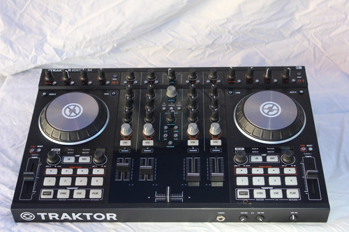 Controladora Traktor S4 Mk2 + Audífonos Denon + Bolso