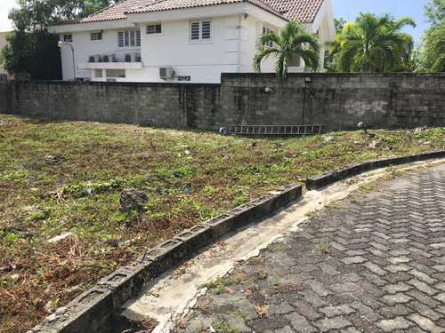 Terreno En Venta En Las Praderas De 1.058 M2 .